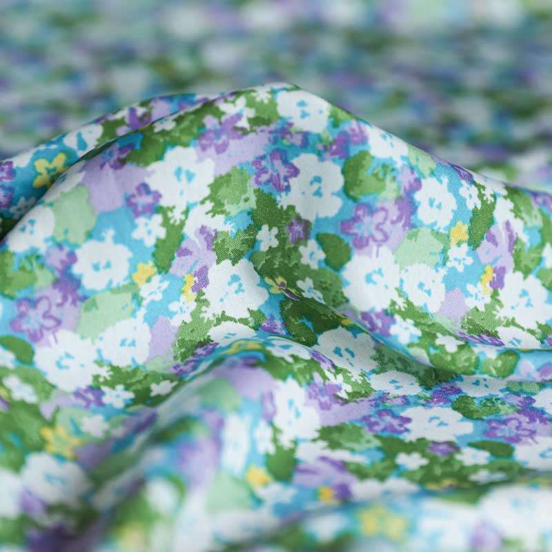 Tissu microfibre floral, parfait pour une garde-robe féminine