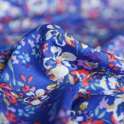 Tissu microfibre floral, parfait pour enrichir votre garde-robe