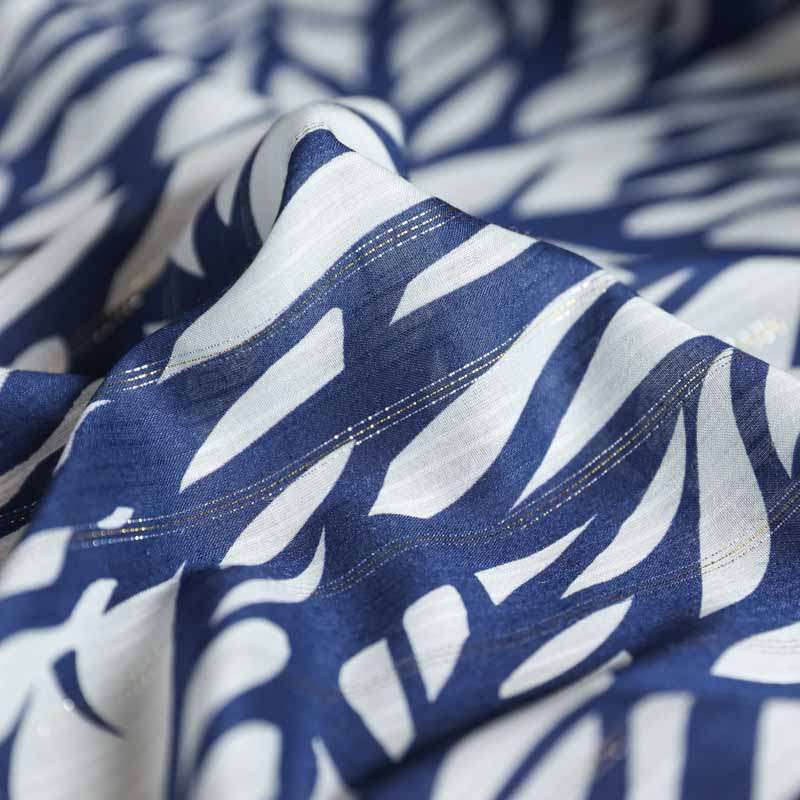 Tissu Voile de Viscose Imprimé Feuillage Bleu Marine avec Fils Lurex