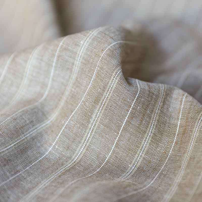 Tissu en lin naturel replié pour couture