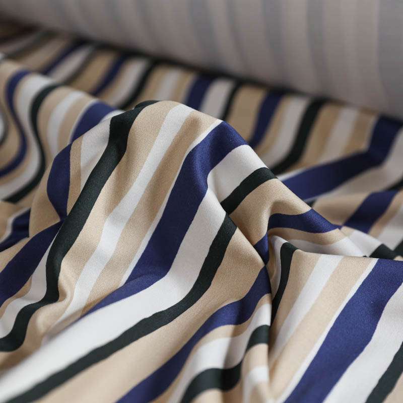 Tissu gabardine à rayures, parfait pour vestes élégantes