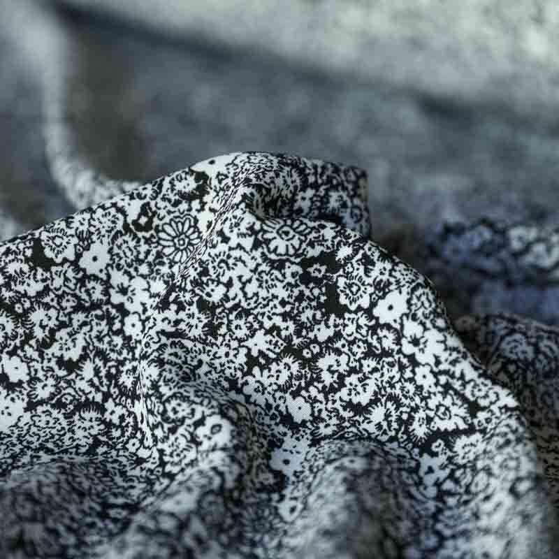 Tissu microfibre floral noir et blanc pour robes estivales légères