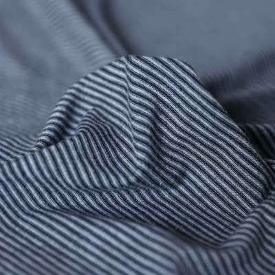 Tissu jersey de viscose rayé bleu et noir avec une texture douce