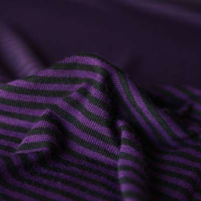 Tissu jersey violet rayé noir avec une texture douce