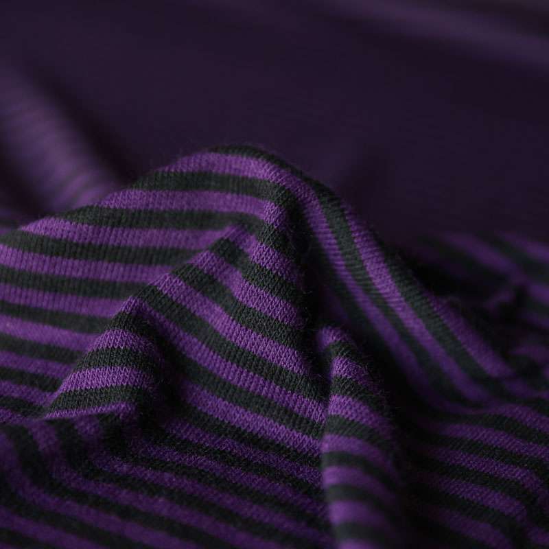 Tissu jersey violet rayé noir avec une texture douce