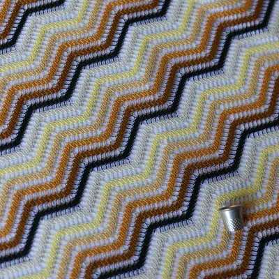 Tissu filet à motif zigzag vibrant sur coussins décoratifs