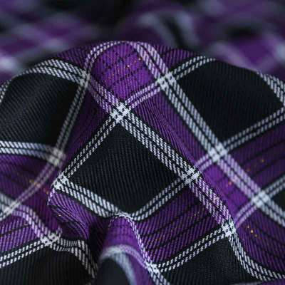 Tissu tartan écossais avec motif traditionnel à carreaux violet et noir