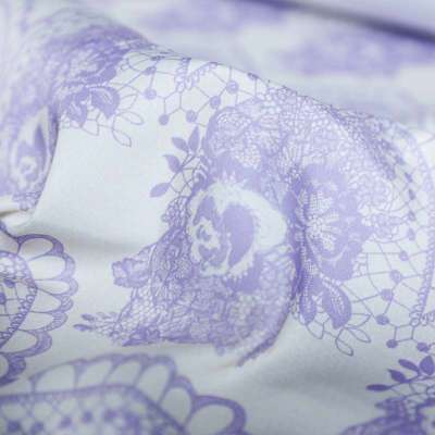 Tissu satin lourd avec motif de dentelle florale lilas