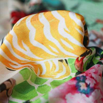 Tissu Satin Bubble Imprimé avec motif tigre et fleurs exotiques