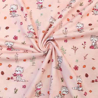 Tissu jersey coton rose pâle à motifs ratons laveurs et fleurs