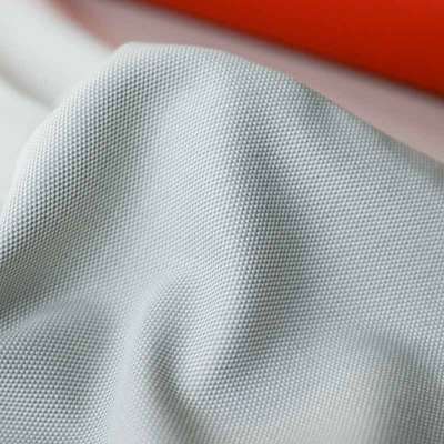 Tissu italien gabardine gris clair pour accessoires sophistiqués