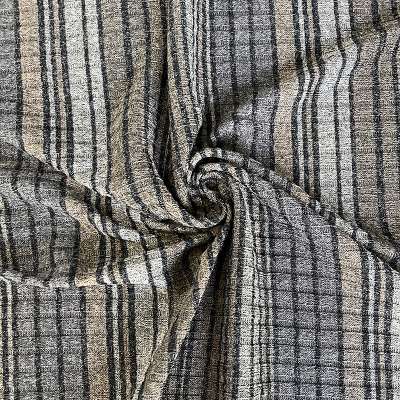 Tissu Maille Côte Fluide : L'Élégance des Rayures Noir, Gris et Beige