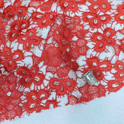 Dentelle rouge coquelicot pour projets couture audacieux et modernes