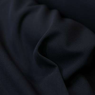 Tissu laine noir parfait pour costumes professionnels et vestes raffinées.