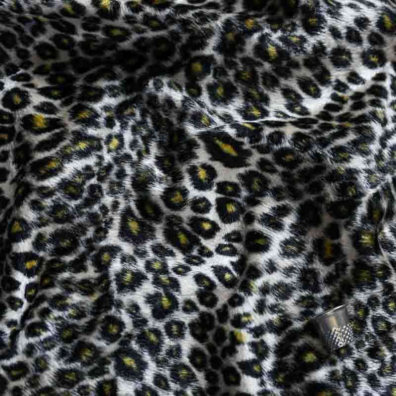 Tissu fourrure Velboa motif léopard noir et jaune avec poils courts.