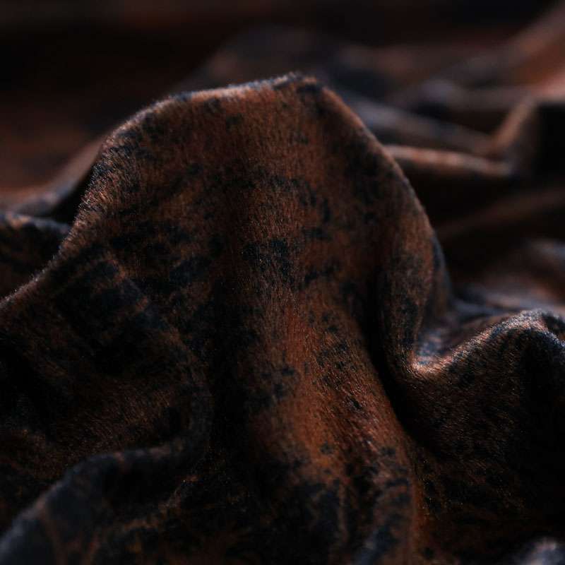 Tissu fausse fourrure Velboa noir et marron avec effet marbré.