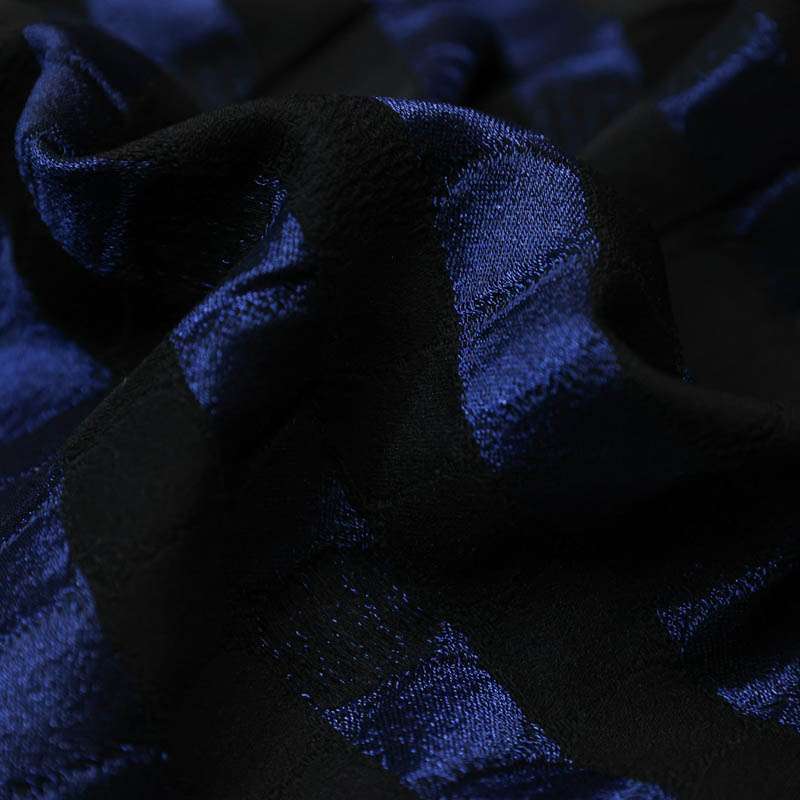 Tissu polyviscose noir et bleu chic parfait pour couture contemporaine.