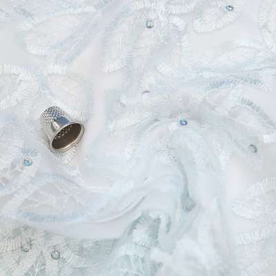 Tissu organza blanc à feuilles brodées avec strass, idéal pour des créations de mariage élégantes.