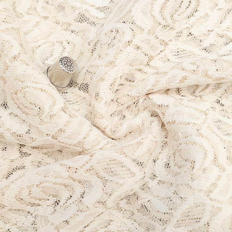 Tissu dentelle écru, parfait pour des vêtements légers et aériens