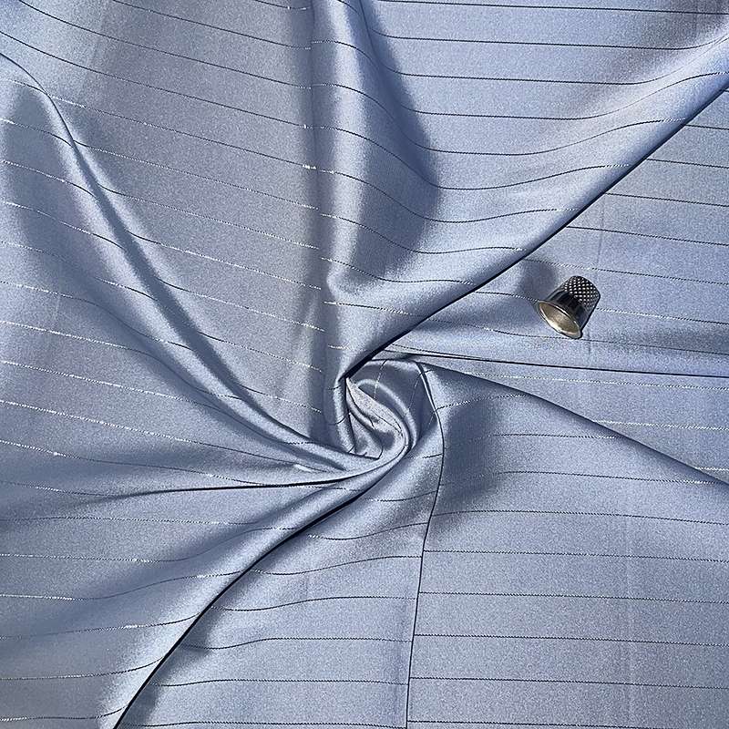 Tissu Satin bleu fluide avec rayures dorées pour des robe