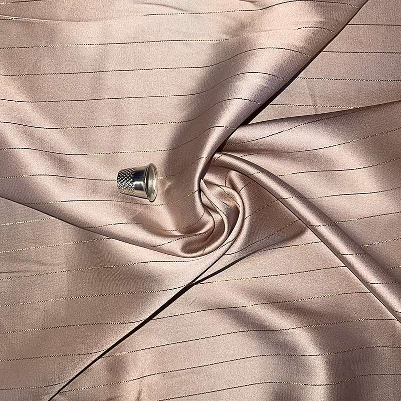 Satin nude avec rayures dorées en lurex pour des robes et jupes