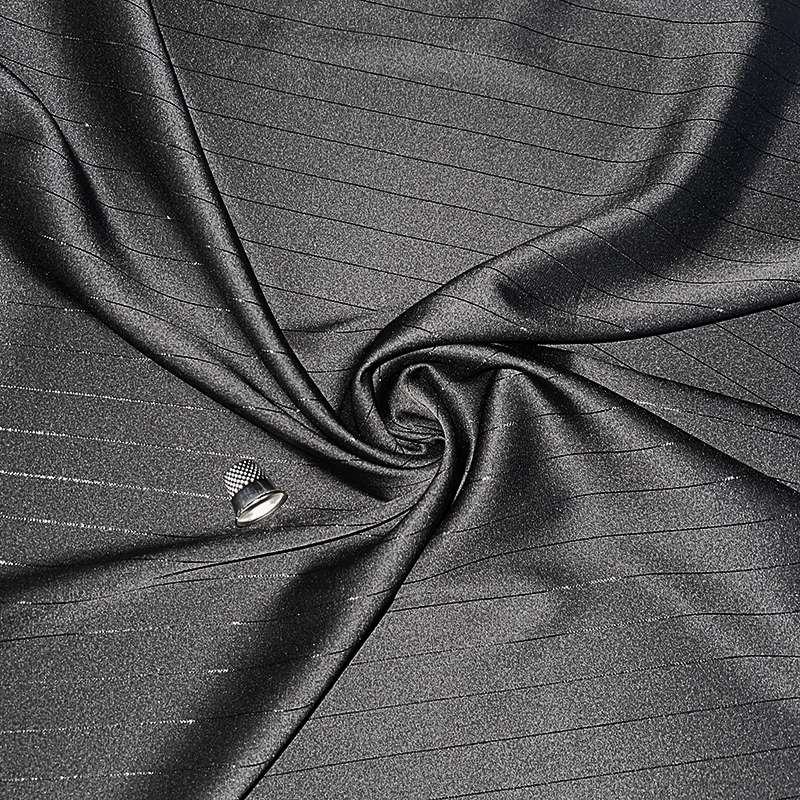 Tissu Satin noir avec rayures dorées en lurex pour des robes