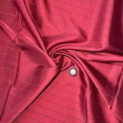 Tissu Satin rouge avec rayures dorées pour des créations de mode chics