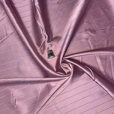 Satin vieux rose fluide avec rayures dorées en lurex pour des robes et jupes