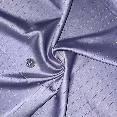 Satin violet fluide avec rayures dorées en lurex pour des jupes