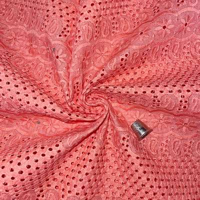 Tissu Broderie Anglaise corail floral pour vêtements estivaux colorés