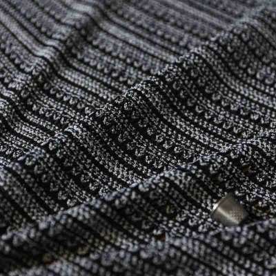 Tissu maille noir et blanc parfait pour enrichir votre garde-robe