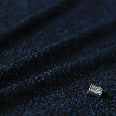 Tissu bouclette bleu-noir parfait pour sweats et cardigans