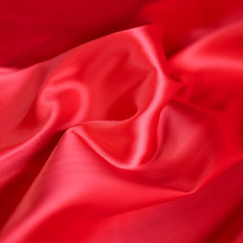 Tissu satin lourd rouge au toucher peau de pêche