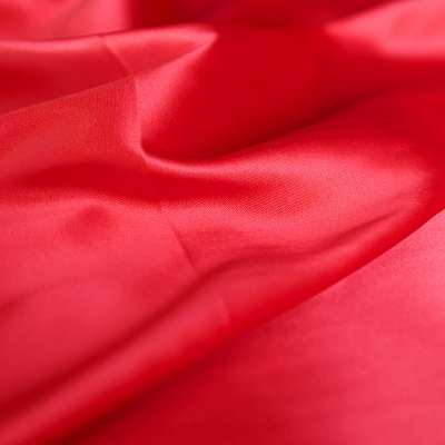 Satin fluide rouge parfait pour des jupes sophistiquées