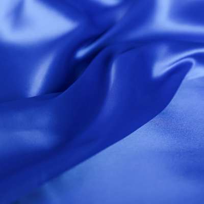 Satin bleu royal intense idéal pour des robes élégantes