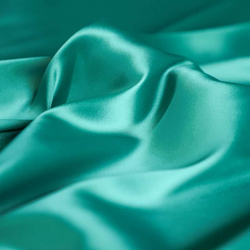 Tissu satin lourd vert émeraude au toucher peau de pêche