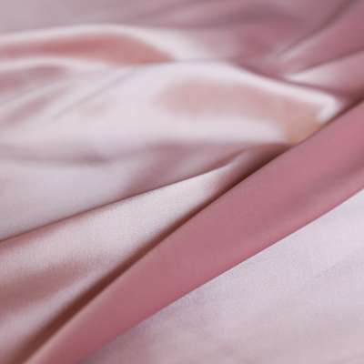 Satin fluide nude parfait pour des jupes modernes