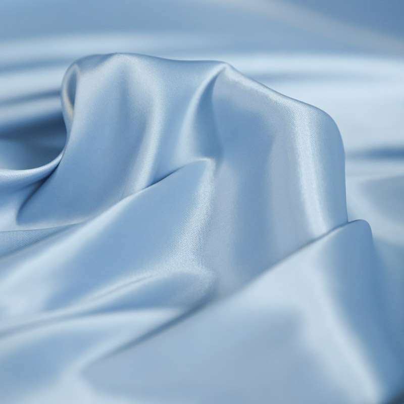 Satin fluide bleu ciel parfait pour des jupes sophistiquées