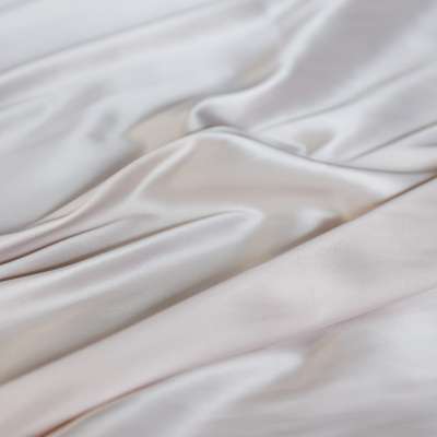 Tissu satin lourd saumon pour des créations couture