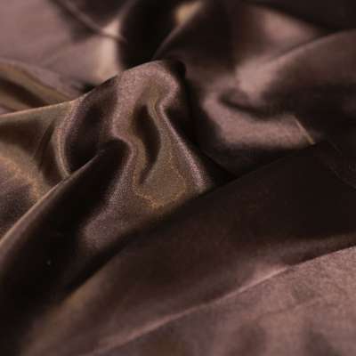 Satin fluide marron parfait pour des jupes modernes et raffinées