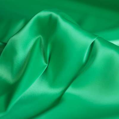 Tissu satin lourd vert pour des créations couture haut de gamme