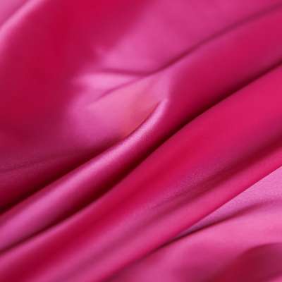 Tissu satin peau de pêche fuchsia idéal pour des vêtements