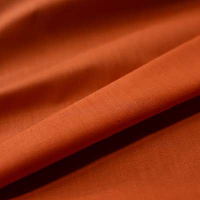 Tissu orange parfait pour une robe fluide et sophistiquée