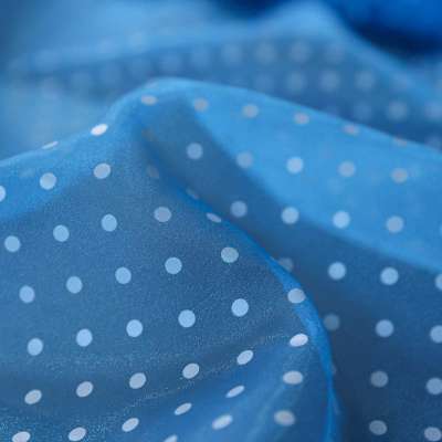 organza bleu clair pois blancs utilisé pour une robe