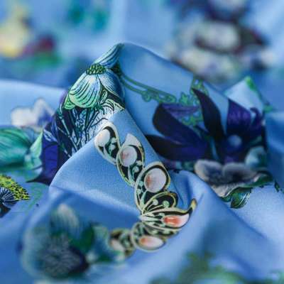 Satin imprimé bleu avec motif floral fluide et éclatant