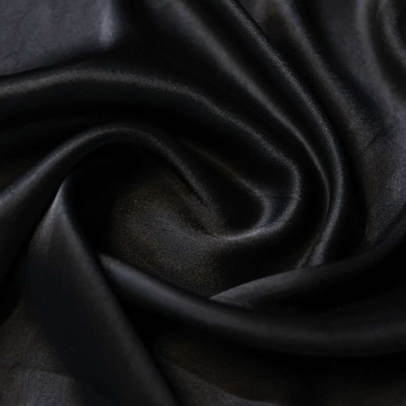 Tissu satin uni noir fluide et doux