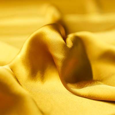 Tissu satin safran idéal pour couture haute couture