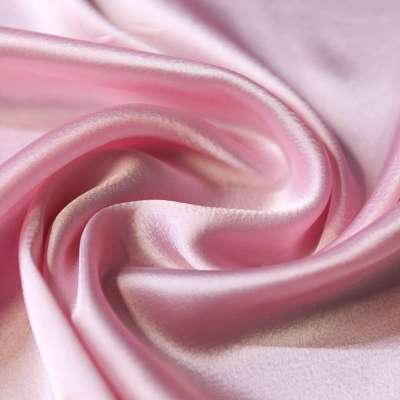 Tissu satin rose brillant et fluide