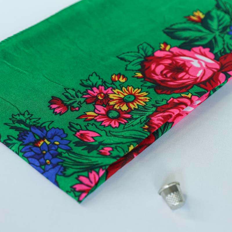 Foulard kabyle vert porté en écharpe ou châle floral