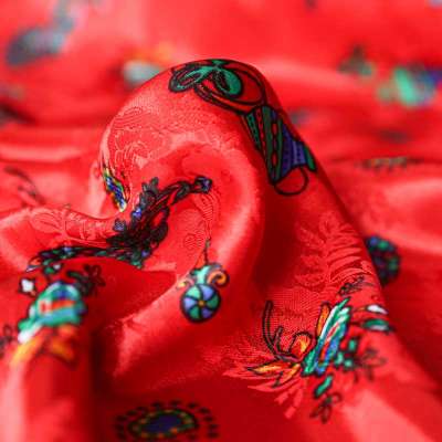 Tissu satin rouge imprimé pour robes kabyles traditionnelles